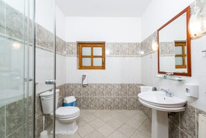 Basic Triple Room | Bathroom | Free toiletries, hair dryer, towels, soap - Gastland M0 Hotel & Conference Center (Szigetszentmiklos)