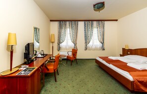 Sengetøy av topp kvalitet, senger med Select Comfort-madrass og minibar