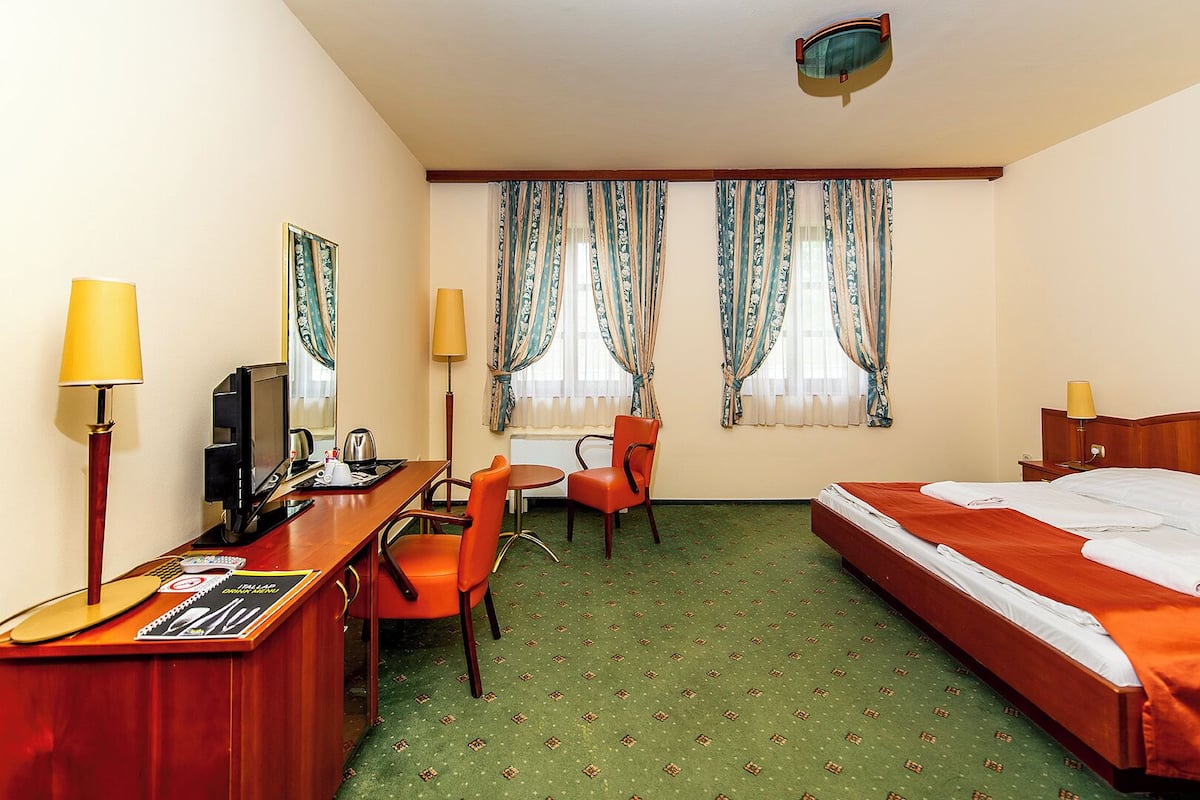 Habitación cuádruple básica | Ropa de cama de alta calidad, camas Select Comfort y minibar
