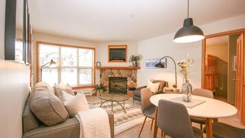 Télévision, cheminée