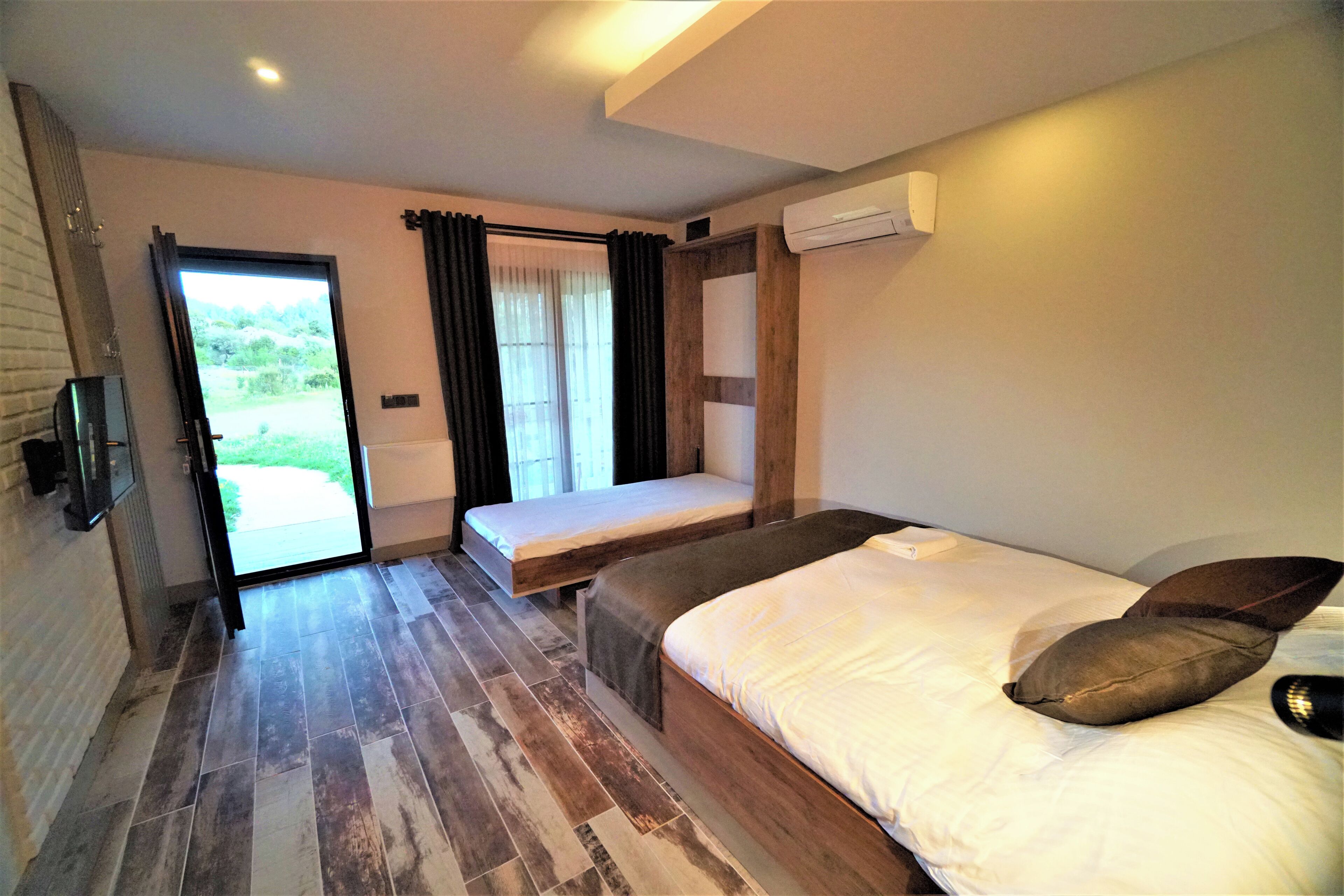 Standard Room | Minibar, individually furnished, desk, bed sheets