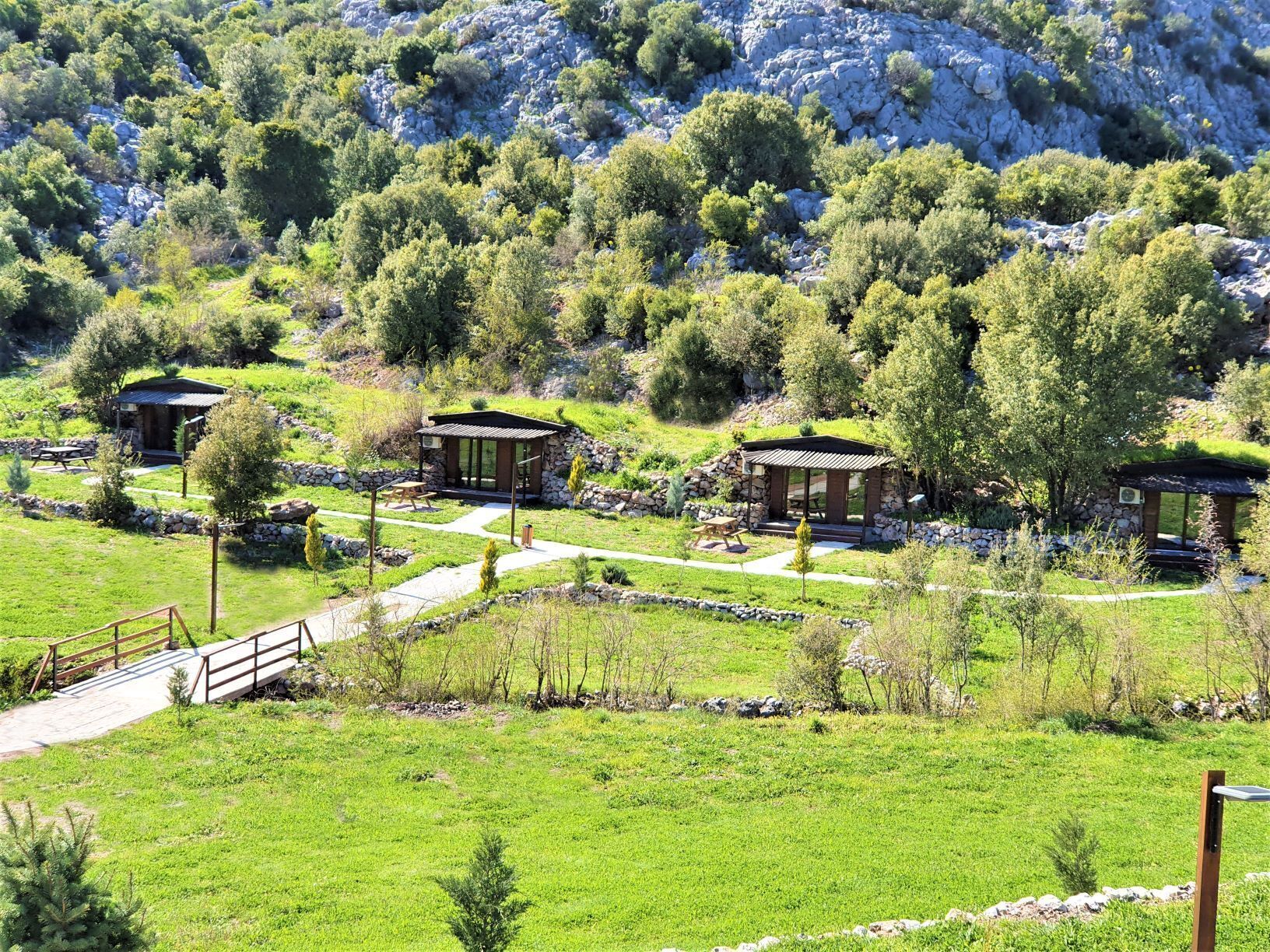 Deluxe Double Room | Minibar, individually furnished, desk, bed sheets