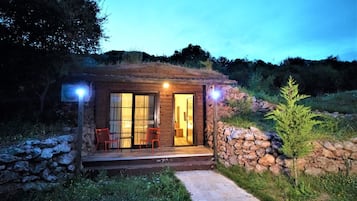 Deluxe Double Room | Minibar, individually furnished, desk, bed sheets