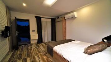 Chambre Double Deluxe | Minibar, ameublement personnalisé, bureau, draps fournis