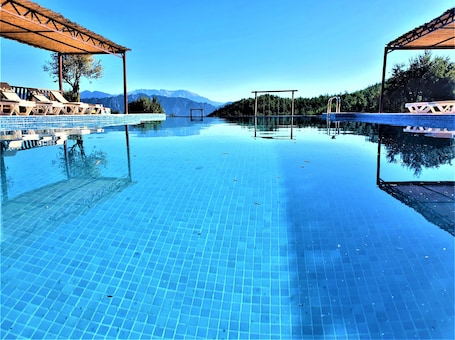 Una piscina al aire libre de temporada. Milyos Hotel