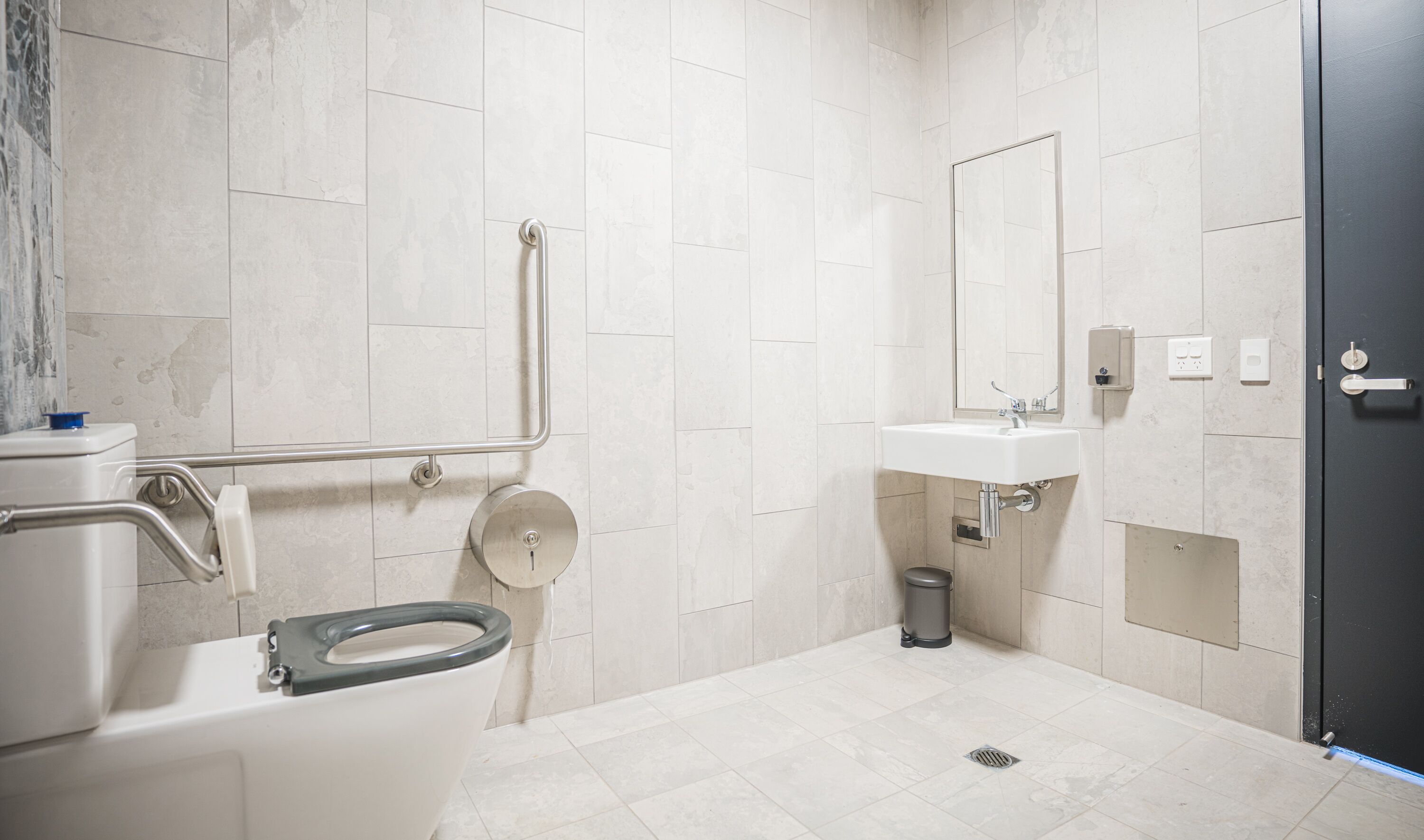 queen room disability access | bathroom | shower, free toiletries, hair dryer, towels