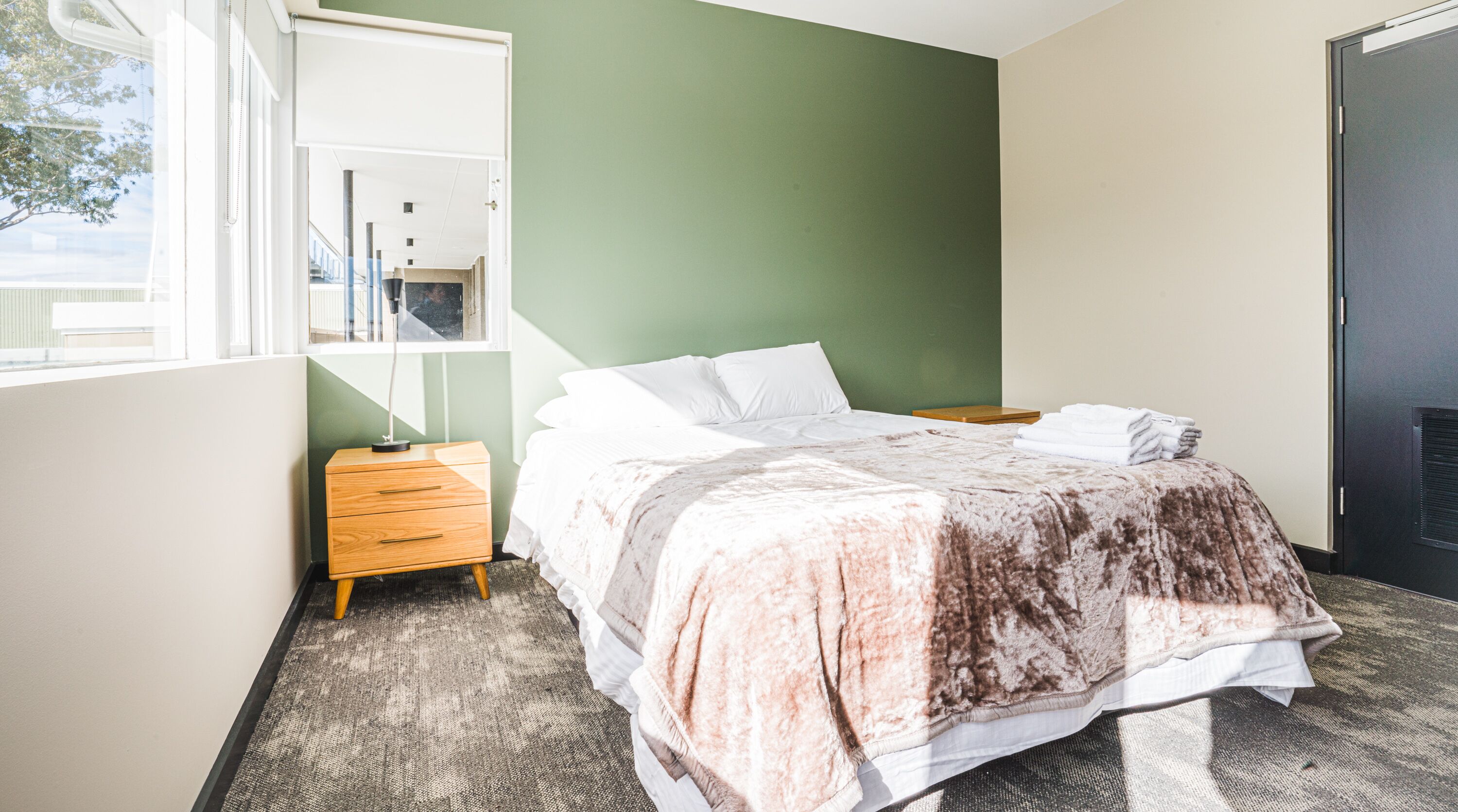 premium queen room | 1 bedroom, laptop workspace, iron/ironing board, free wifi