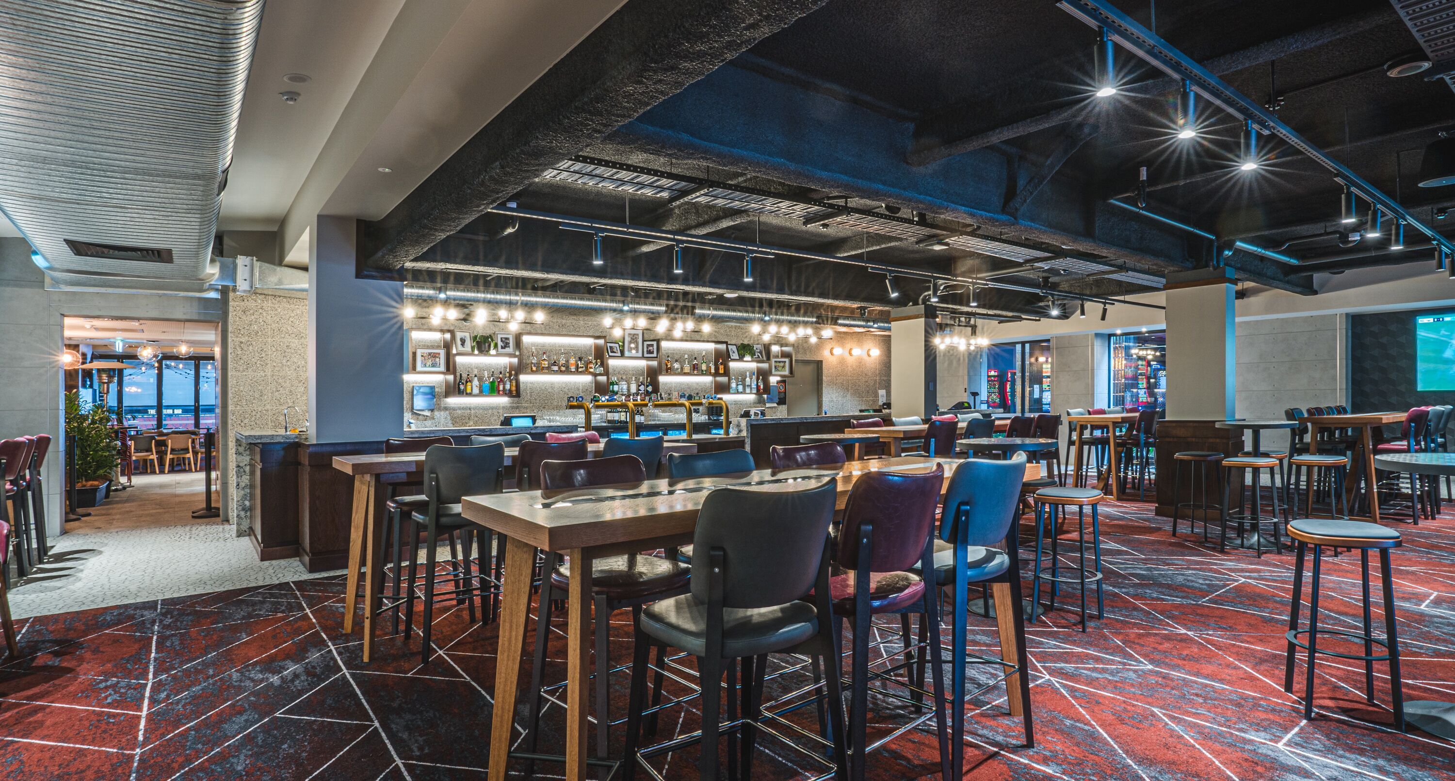 2 bars/lounges, cocktail bar, sports bar