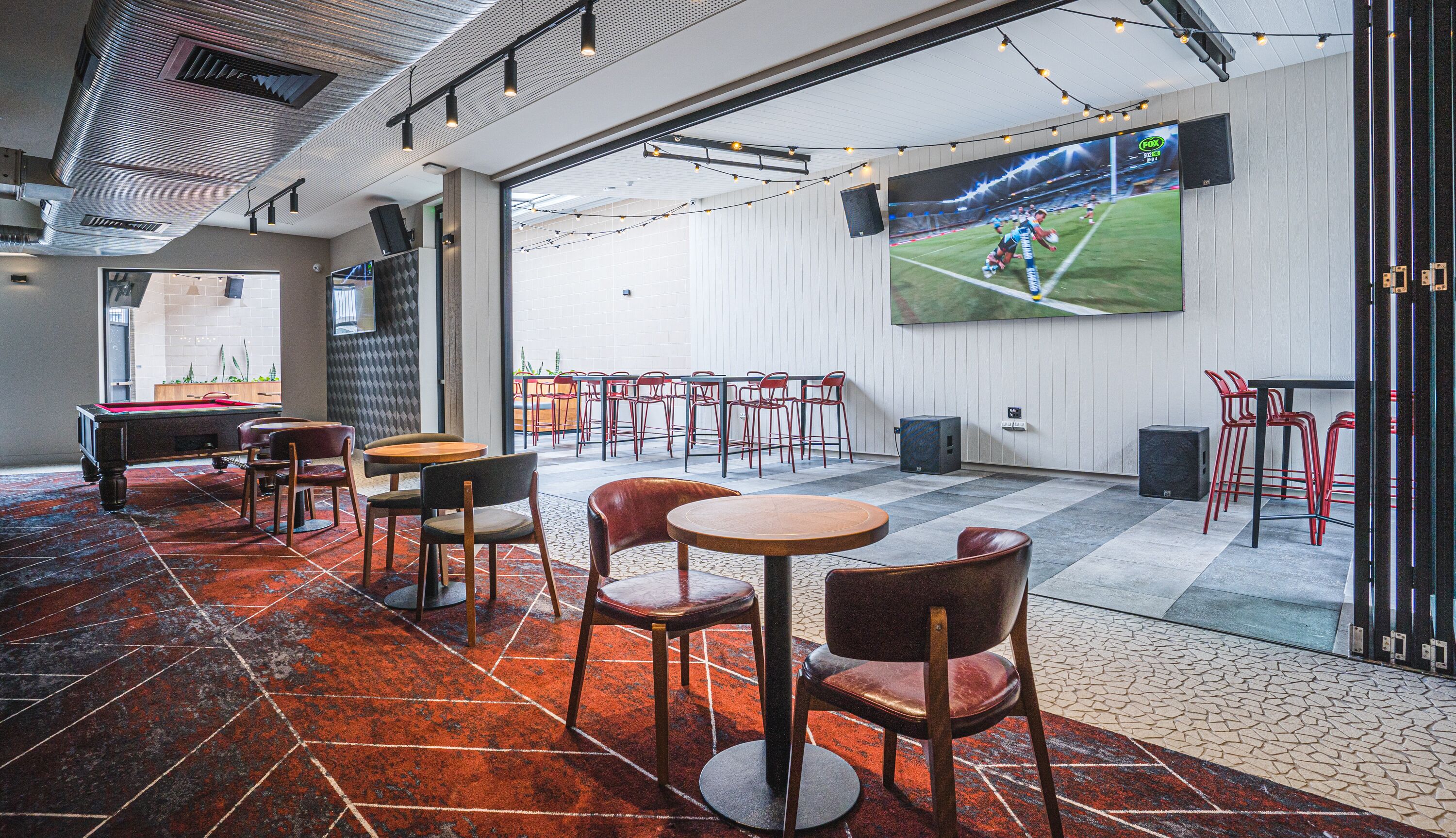 2 bars/lounges, cocktail bar, sports bar