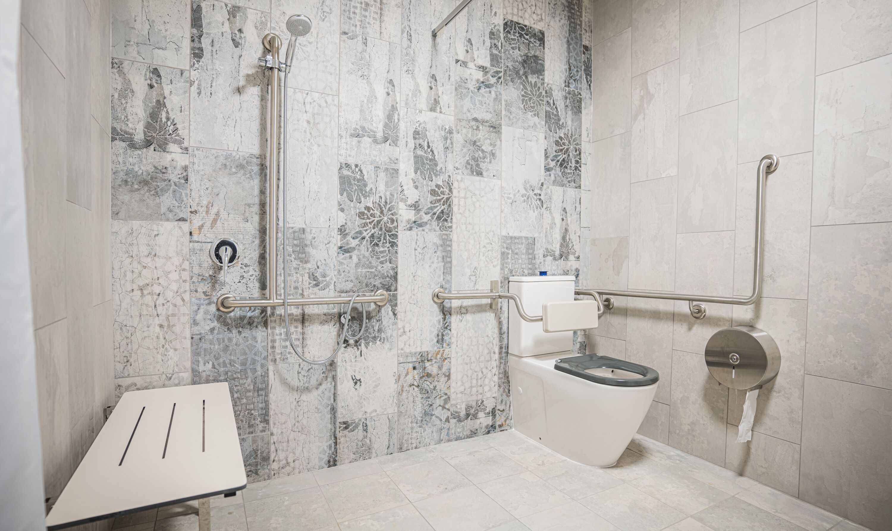 queen room disability access | bathroom | shower, free toiletries, hair dryer, towels