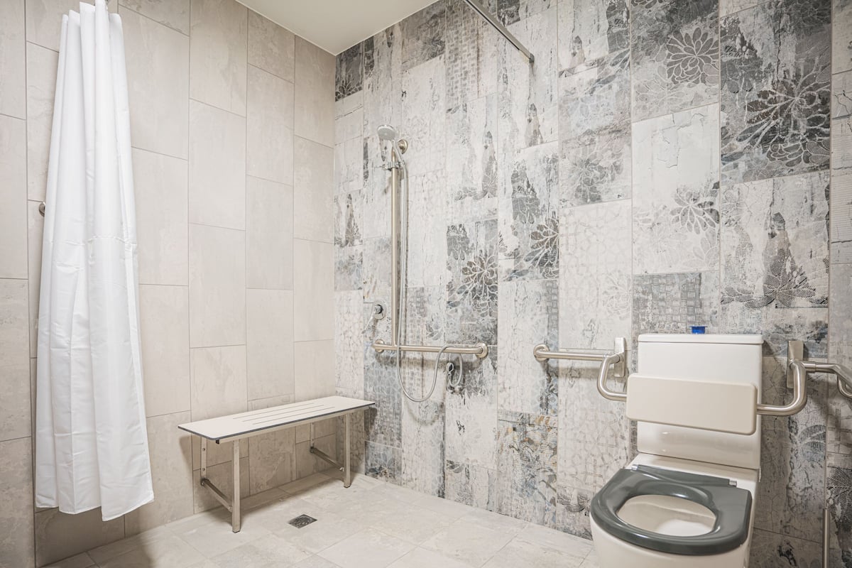 queen room disability access | bathroom | shower, free toiletries, hair dryer, towels