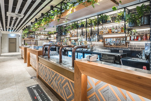 2 bars/lounges, cocktail bar, sports bar