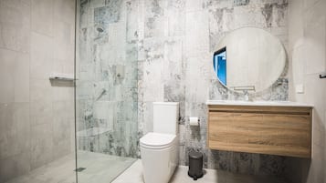 Regadera, amenidades de baño gratuitas, secadora de cabello, toallas