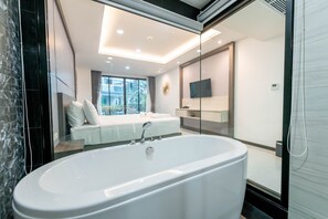 Pool Access | Bathroom | Separate tub and shower, free toiletries, hair dryer, bathrobes - The Proud Hotel Pattaya (Pattaya)