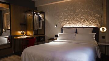 Superior tweepersoonskamer | Luxe beddengoed, donzen dekbedden, een kluis op de kamer, een bureau