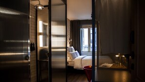 Kamar Double Standar | Seprai premium, selimut bulu angsa, dan brankas