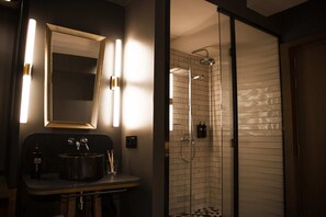 Standard Double Room | Bathroom | Shower, hair dryer, towels - LETOH LETOH Gran Vía (Madrid)