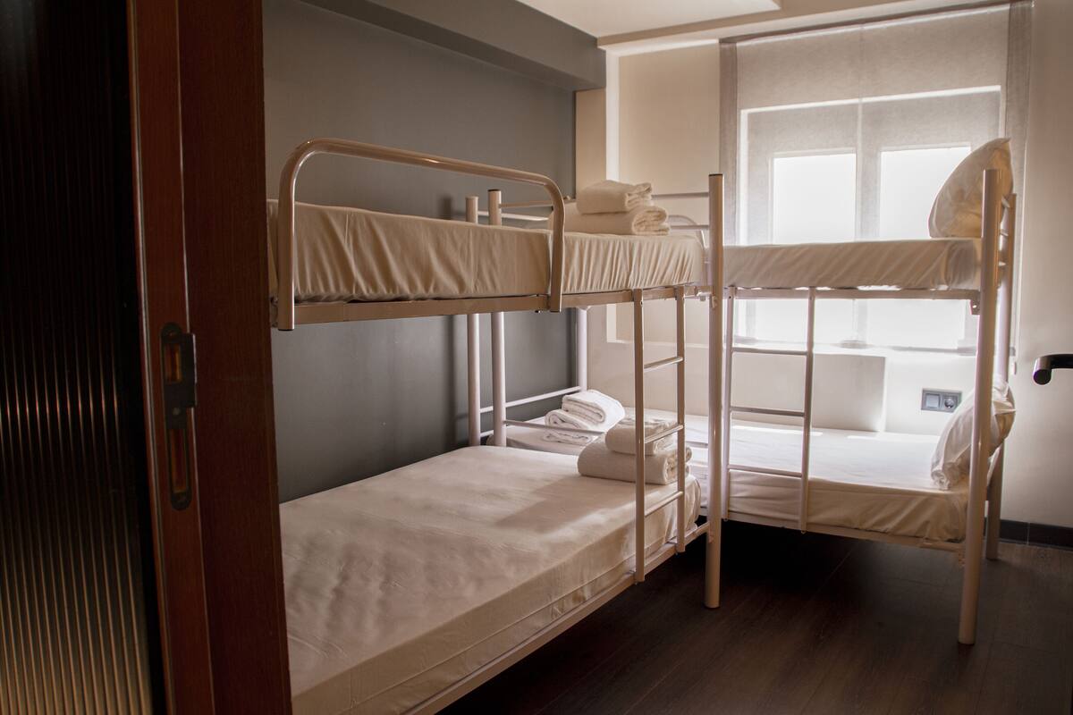 Chambre familiale | Literie de qualité, couette en duvet, coffre-fort, bureau