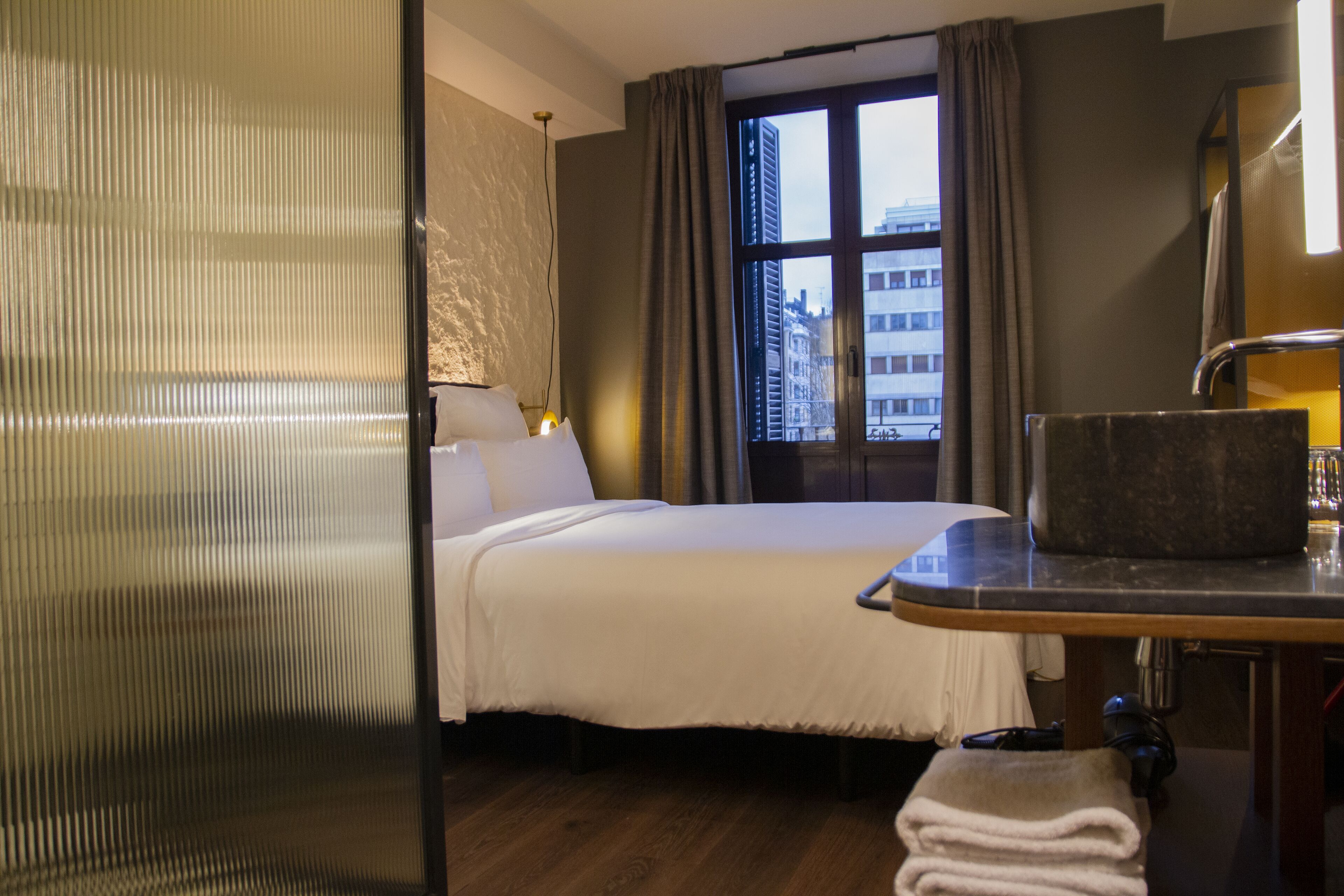 スタンダード ルーム クイーンベッド 1 台 バルコニー | 高級寝具、羽毛の掛け布団、デスク、ノートパソコン用作業スペース