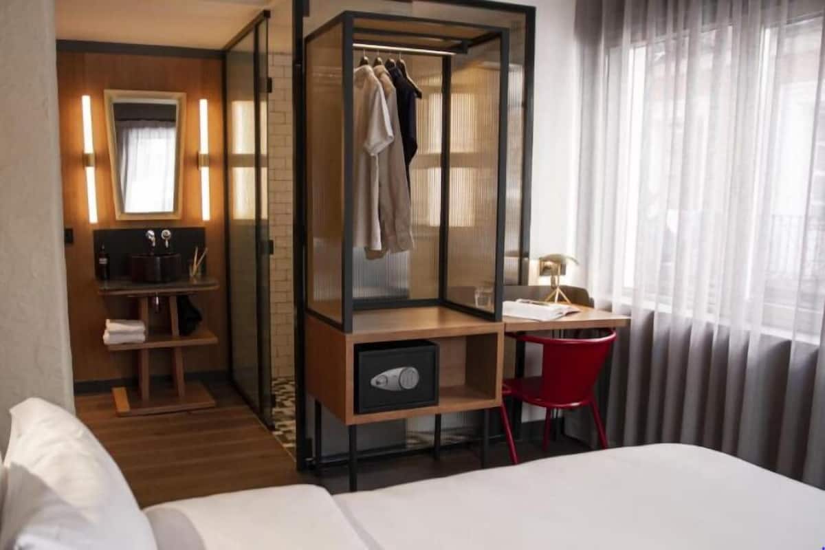 Premium bedding, down comforters, desk, laptop workspace