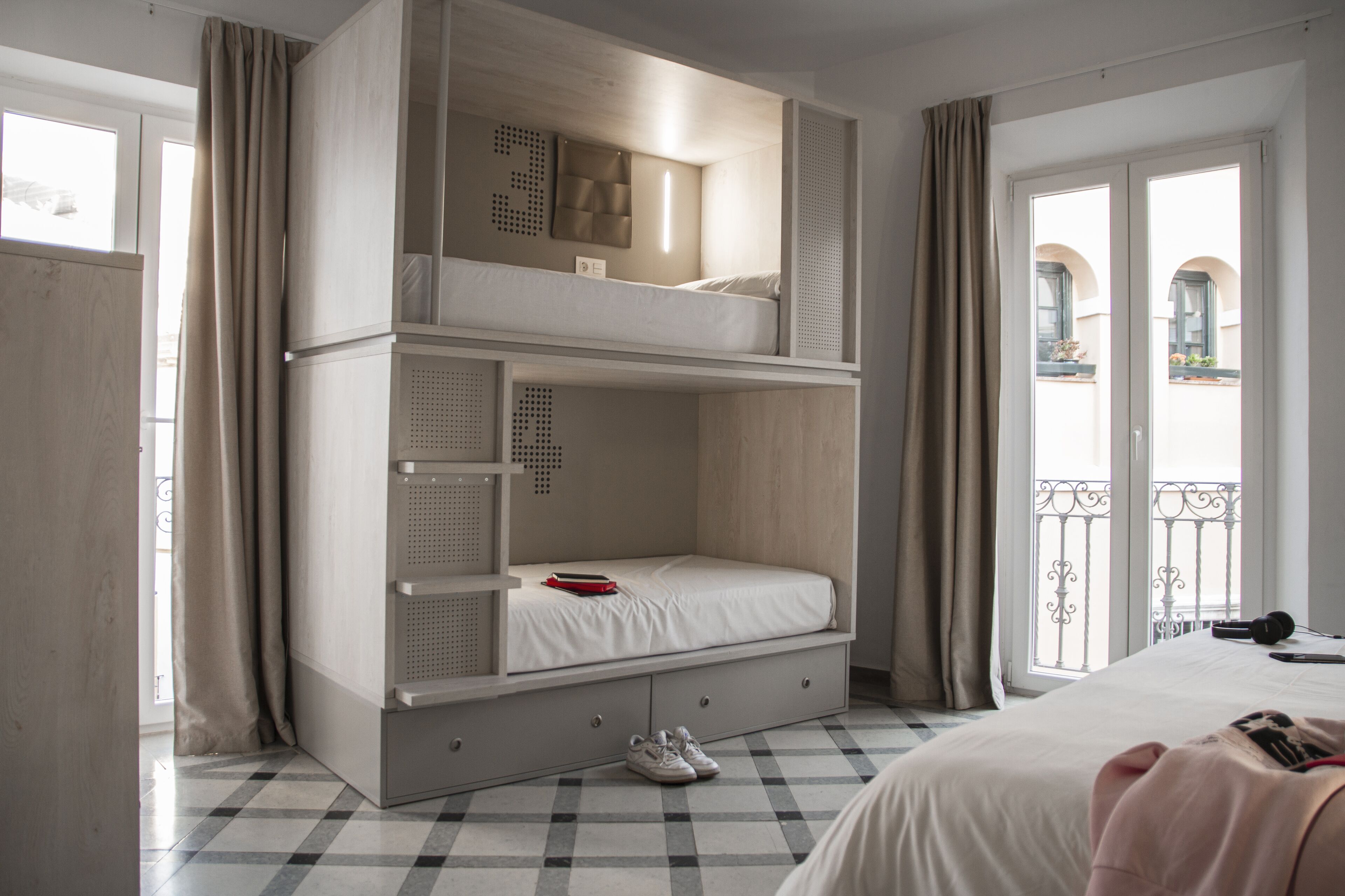 family room, city view (deluxe 6 adultos) | in-room safe, soundproofing, free wifi, bed sheets