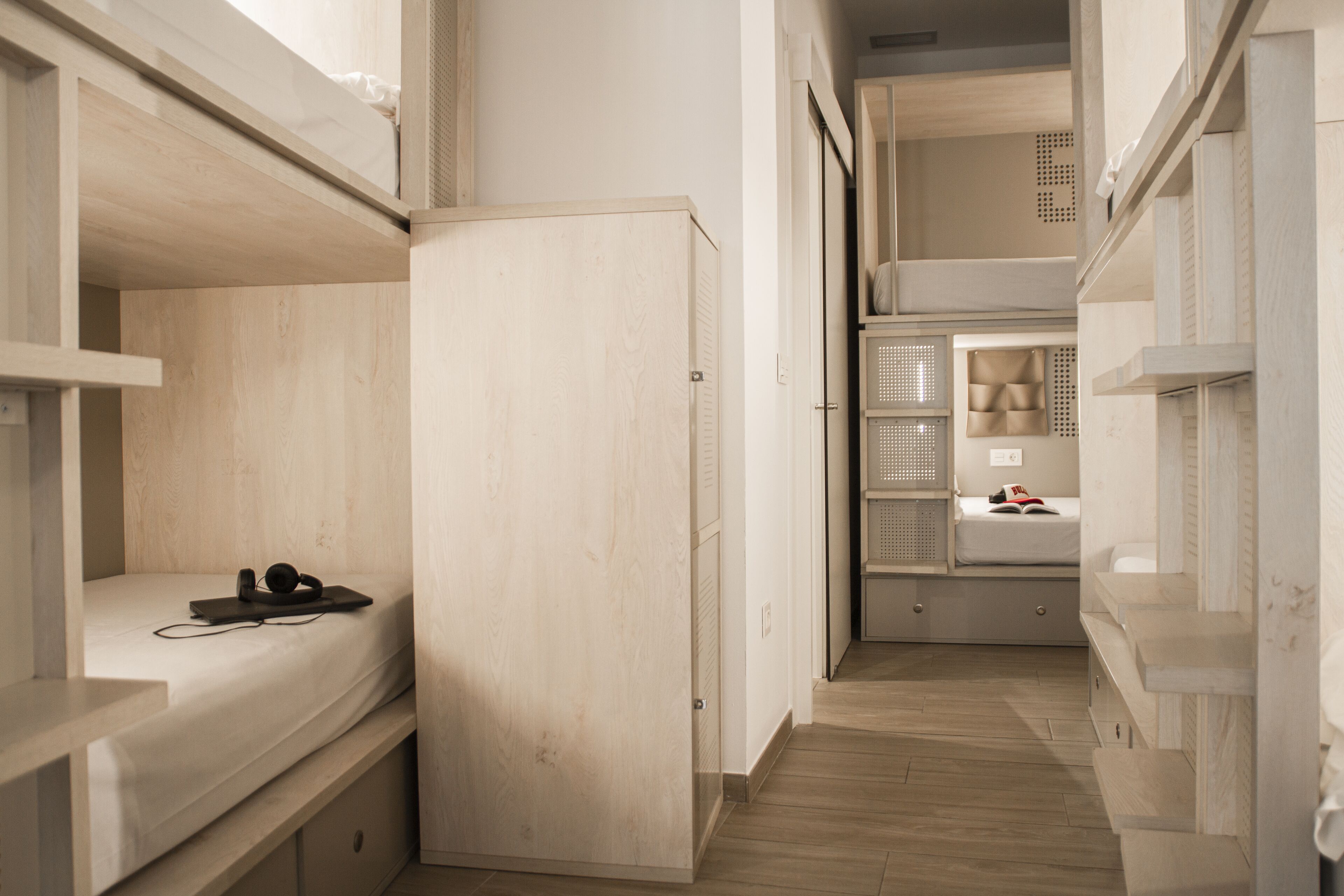 cama en habitación compartida mixta 8 | in-room safe, soundproofing, free wifi, bed sheets