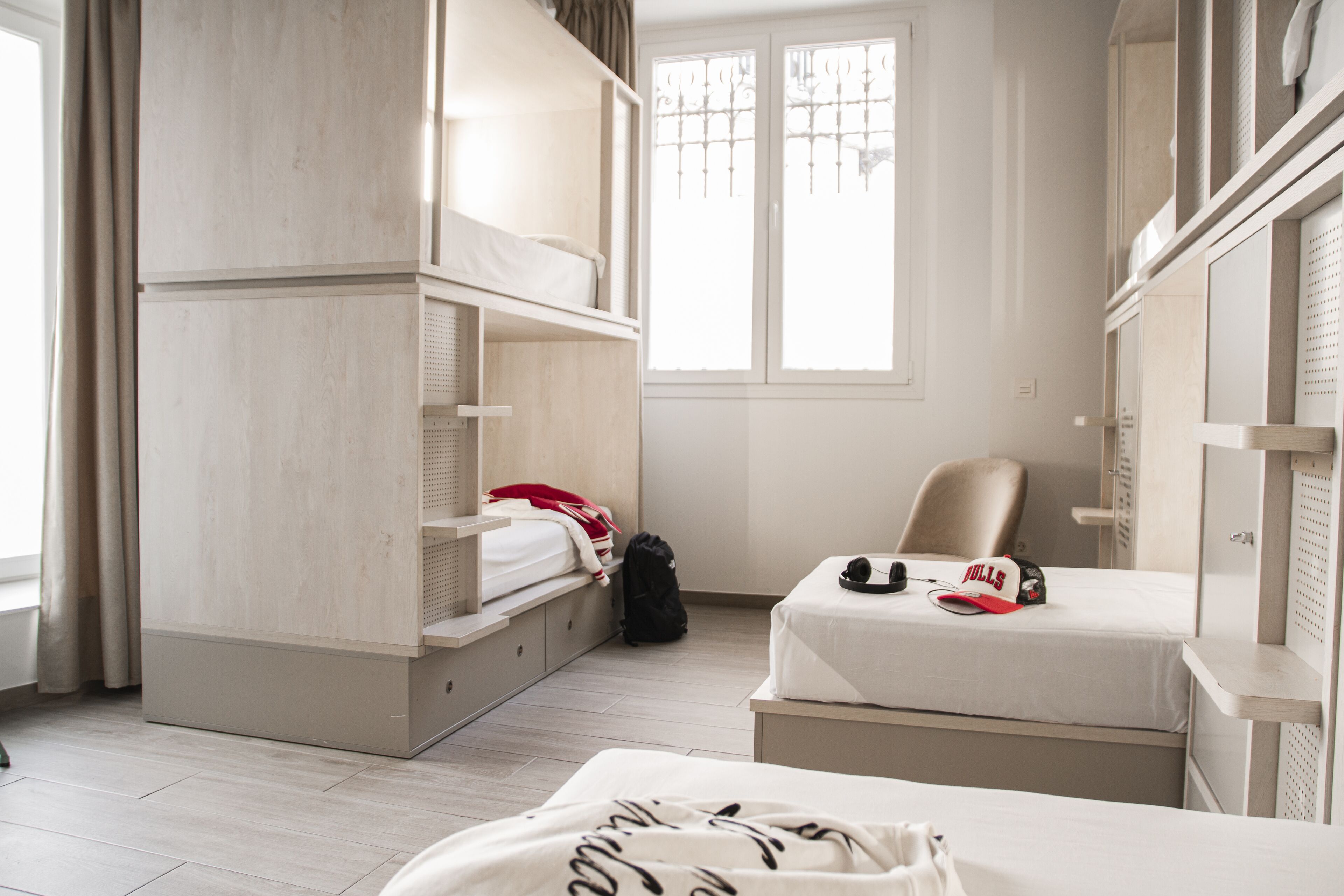 family room, city view (deluxe 6 adultos) | in-room safe, soundproofing, free wifi, bed sheets