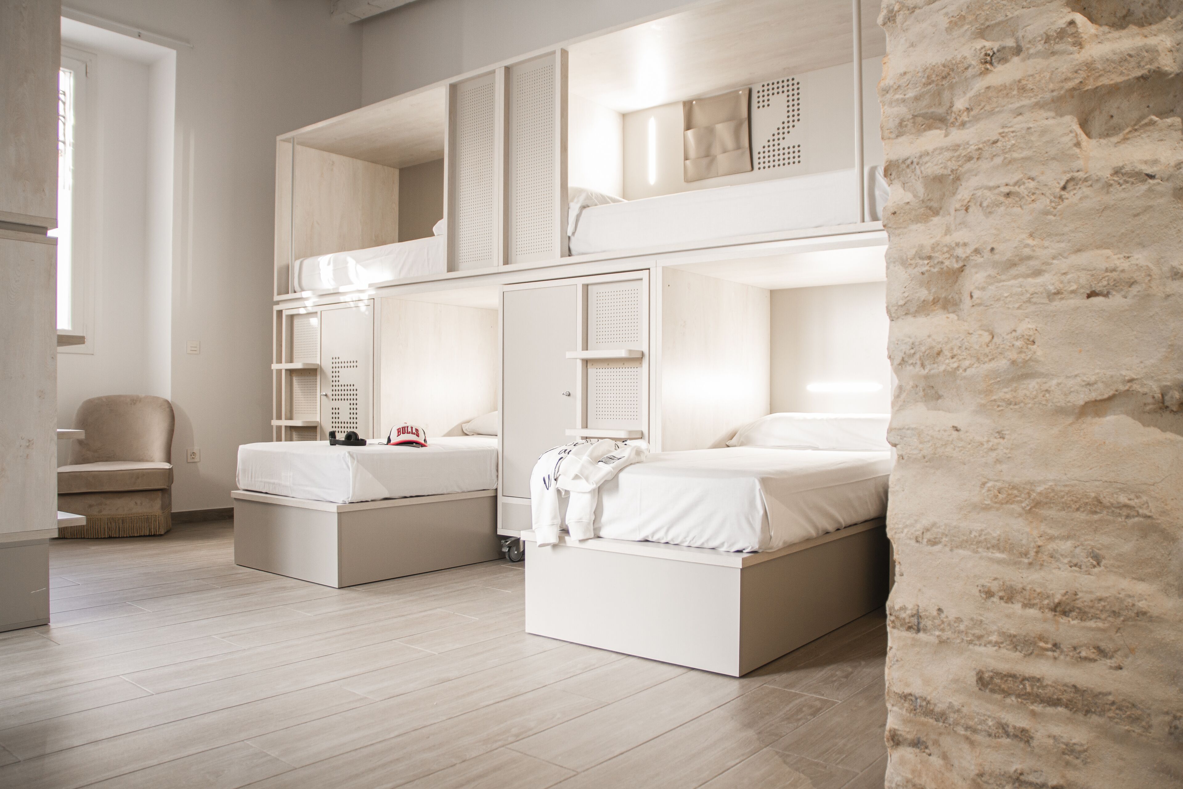 family room, city view (deluxe 6 adultos) | in-room safe, soundproofing, free wifi, bed sheets