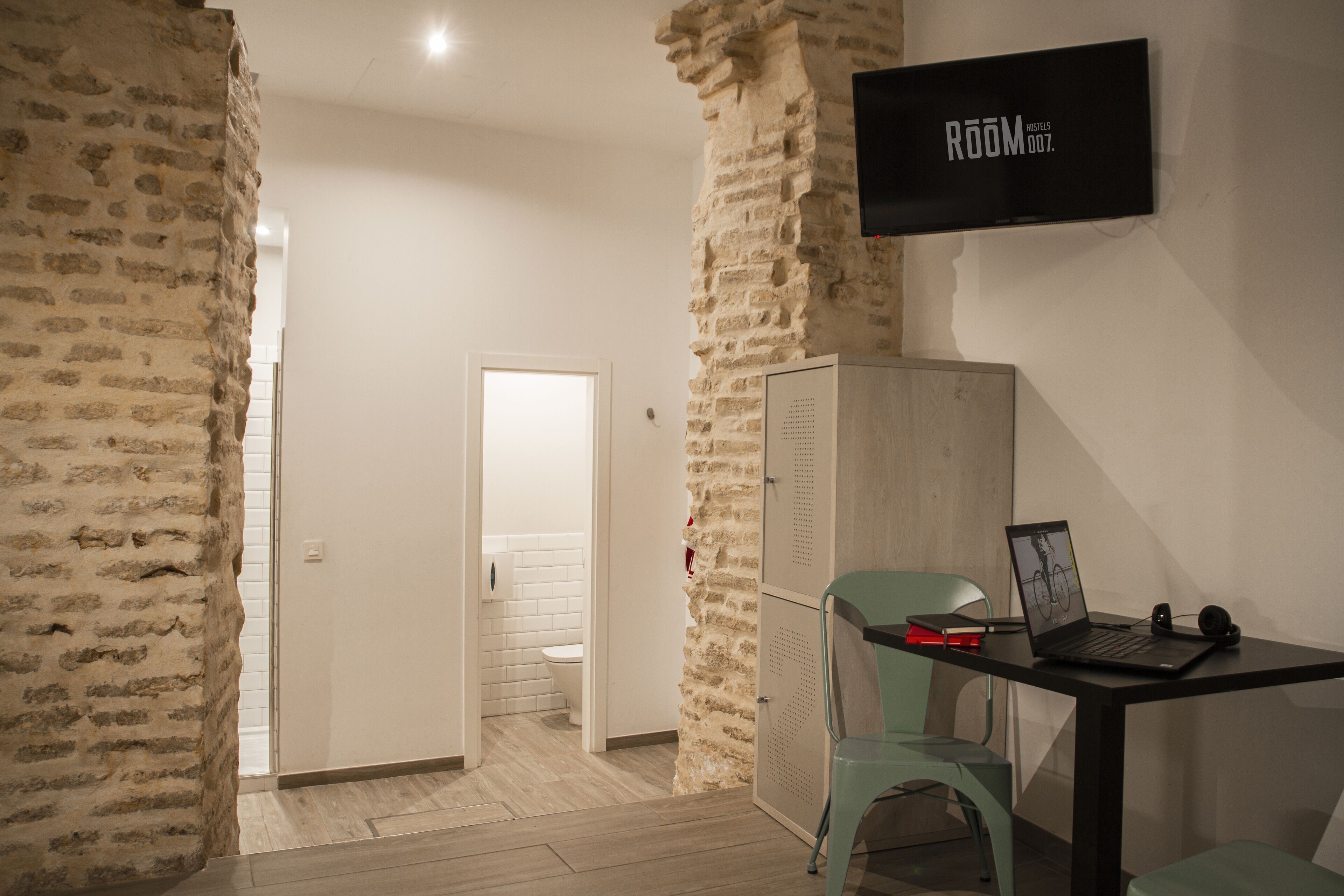 family room, city view (deluxe 6 adultos) | in-room safe, soundproofing, free wifi, bed sheets