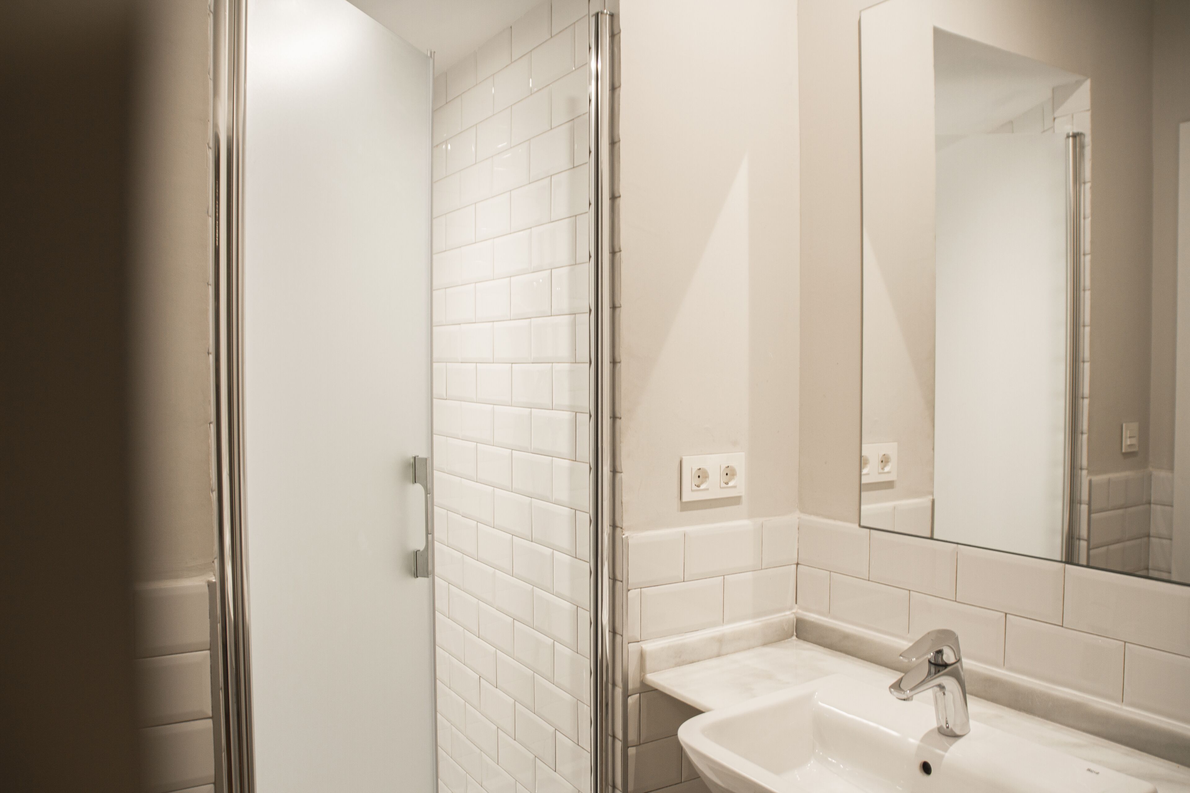 cama en habitación compartida mixta 8 | bathroom | shower, hair dryer, towels, soap