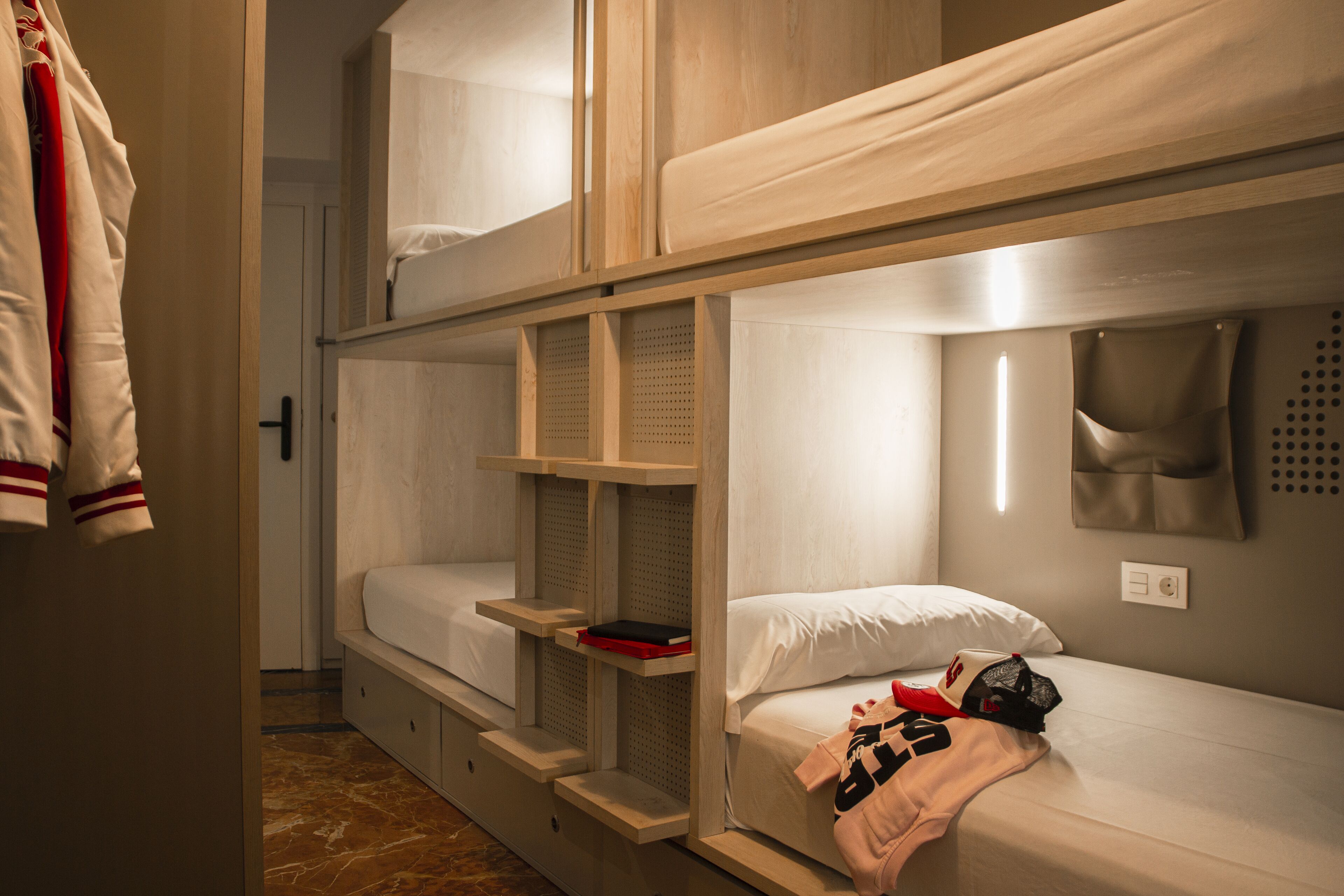 Camera con letto a castello, un armadio e uno specchio a parete.