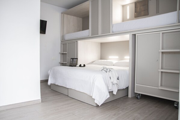 In-room safe, soundproofing, free WiFi, bed sheets