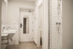Quarto família, vista para a cidade (Deluxe 6 adultos) | Cofres nos quartos, quartos à prova de som, Wi-Fi de cortesia