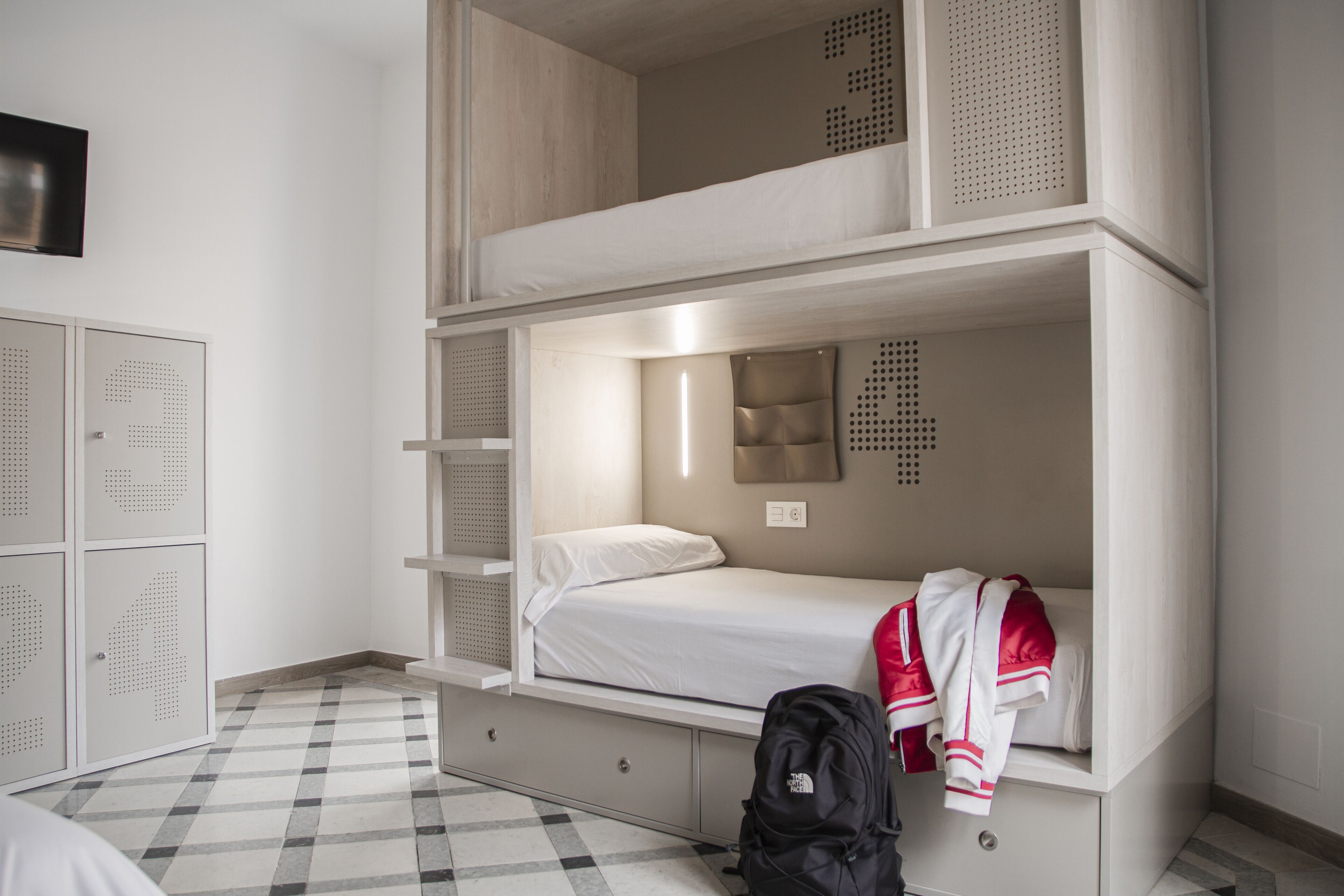 family room, city view (deluxe 6 adultos) | in-room safe, soundproofing, free wifi, bed sheets