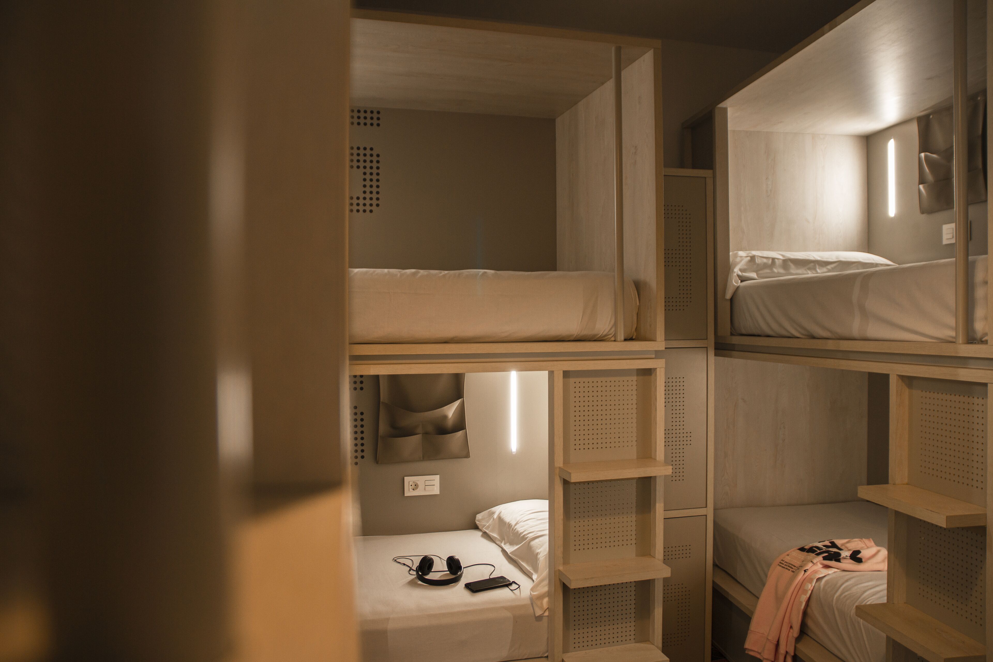 cama en habitación compartida mixta 8 | in-room safe, soundproofing, free wifi, bed sheets