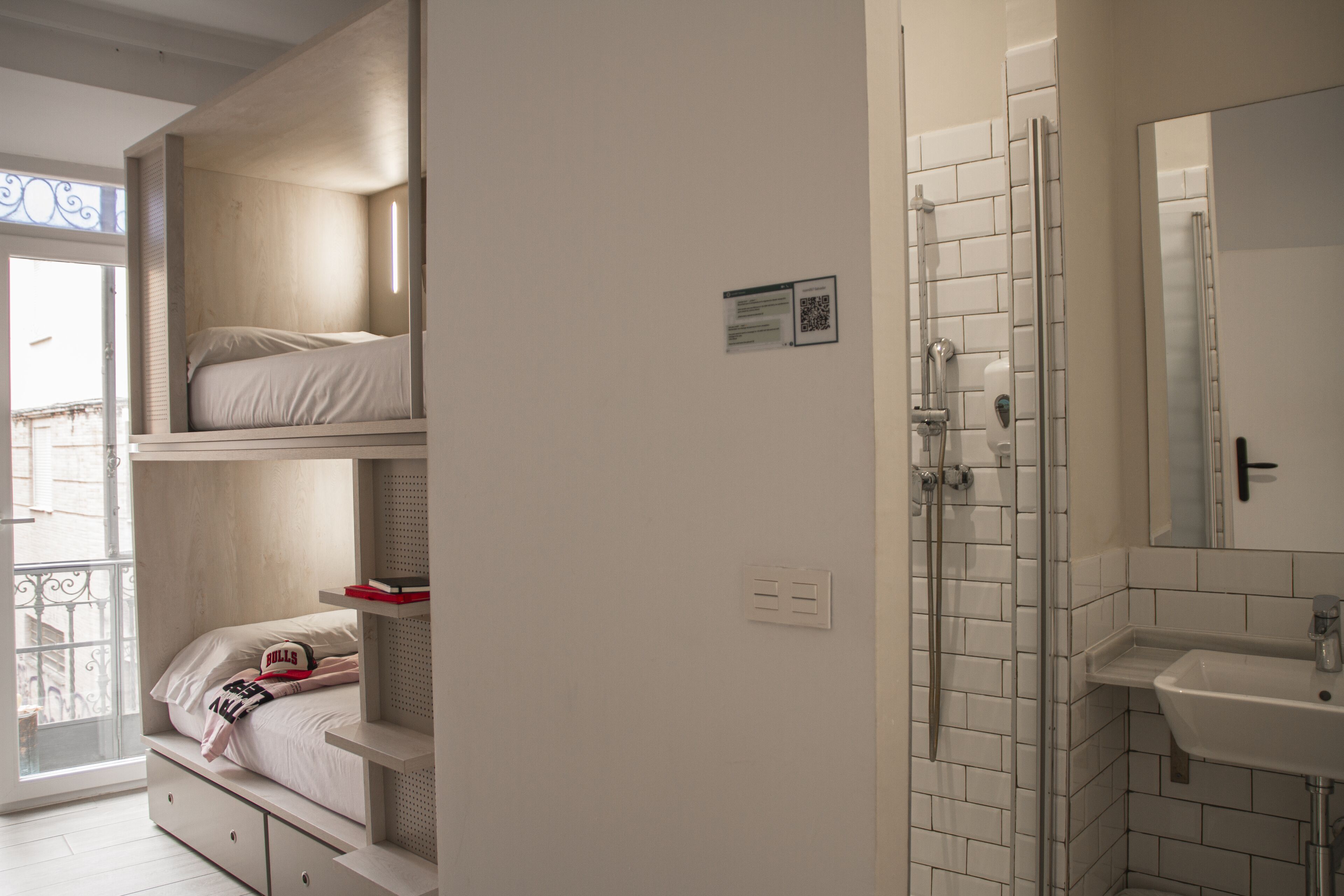 standard double room (con literas) | in-room safe, soundproofing, free wifi, bed sheets