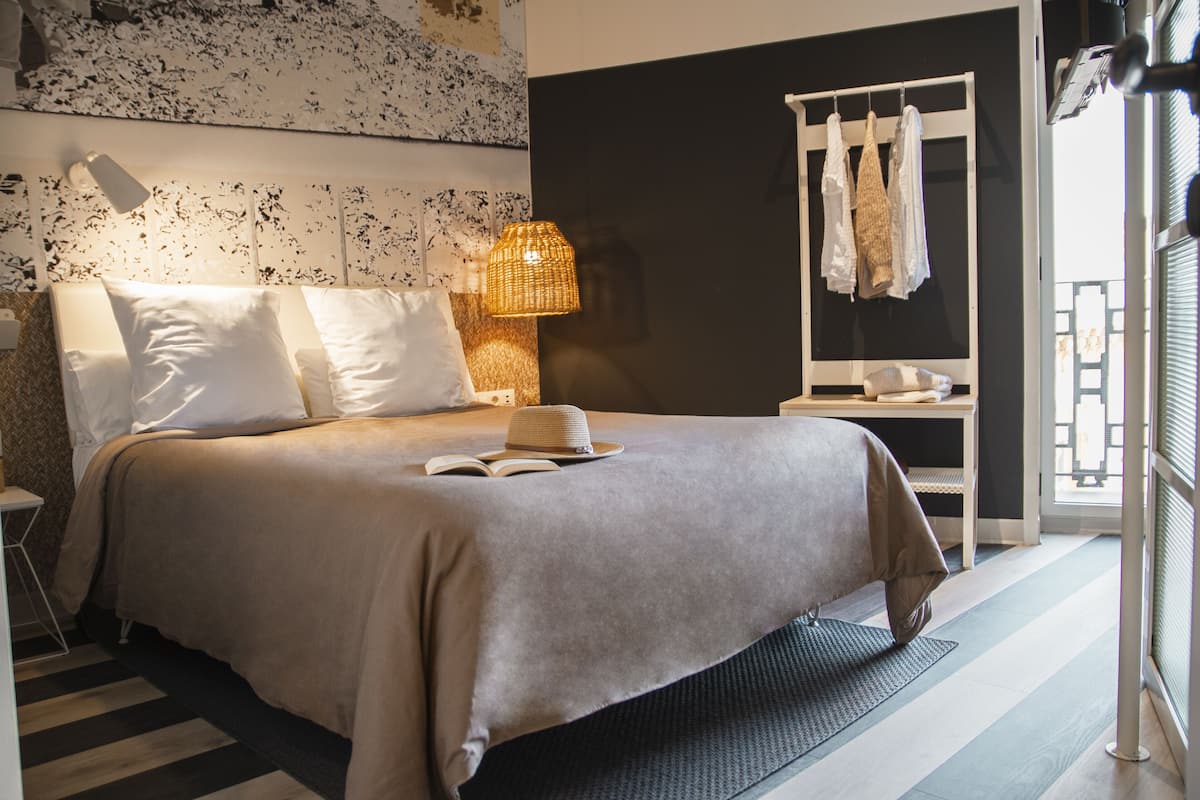 Hypo-allergenic bedding available, WiFi (free), bed sheets