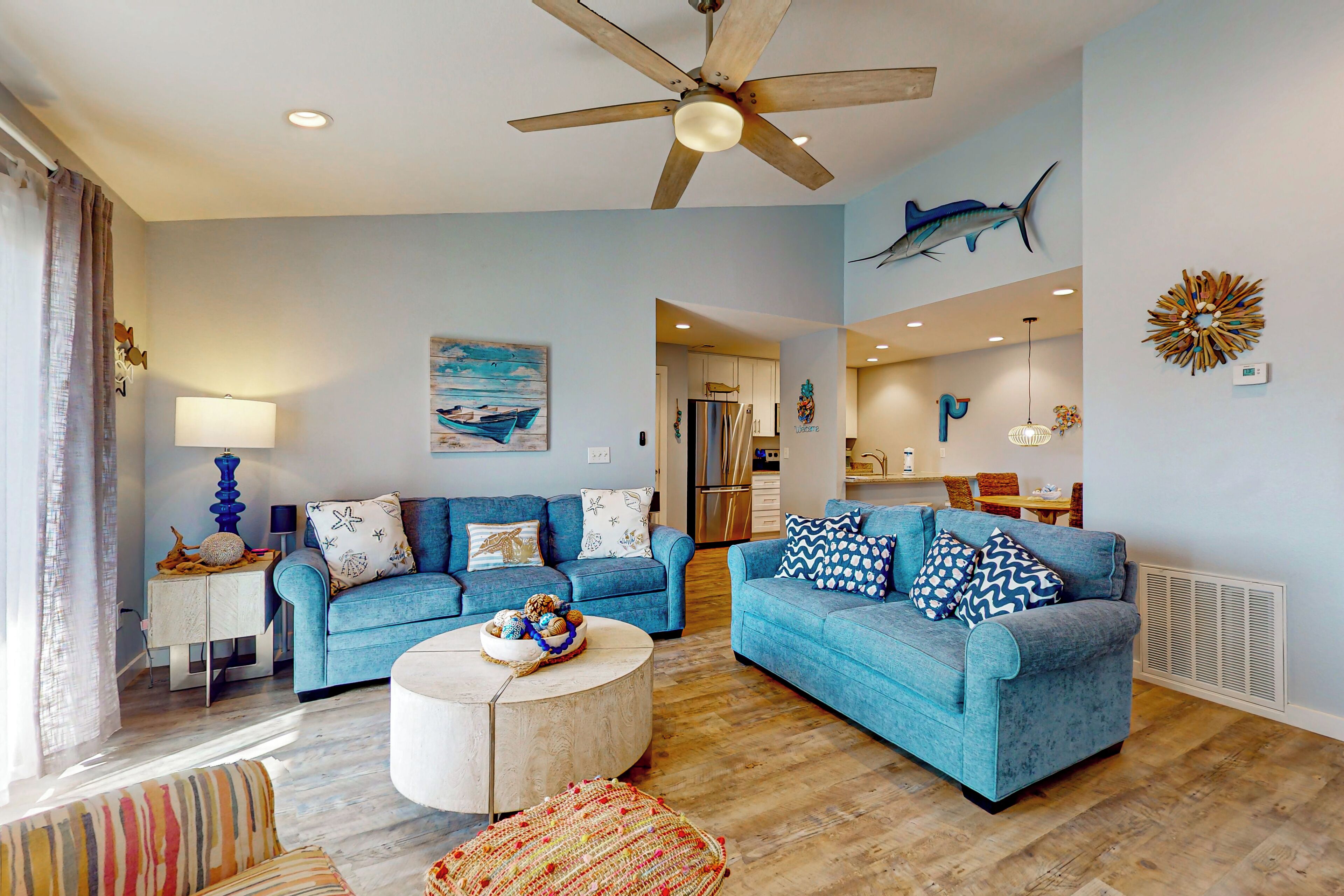 The White Marlin 4 Minute drive to the beach, Condo Across From The Shared Pool and Hot Tub