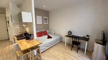 Bureau, lit parapluie, Wi-Fi gratuit, draps fournis