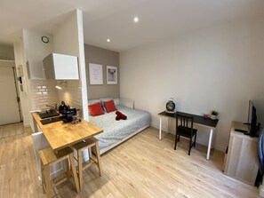 Desk, iron/ironing board, travel crib, free WiFi - Le Cocon / Hyper-Centre / Air-conditioning / Trams (Grenoble)
