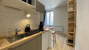 A modern kitchen with a sink, kettle, and a wooden counter. - Le Cocon / Hyper-Centre / Air-conditioning / Trams (Grenoble)
