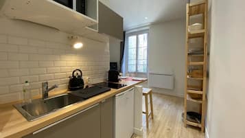 Frigorífico, microondas, horno y placa de cocina