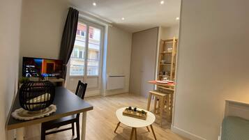 Escritorio, cuna de viaje, wifi gratis y ropa de cama