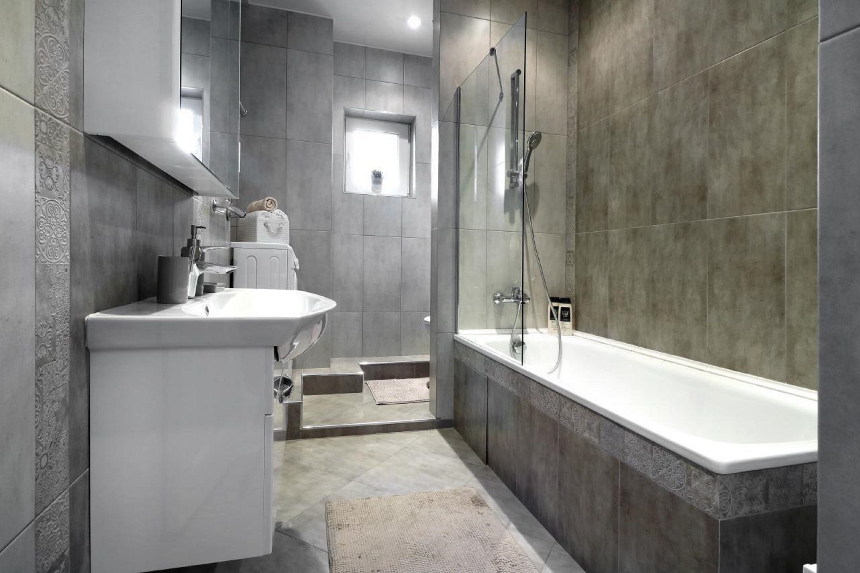 エリート アパートメント | バスルーム | バスアメニティ (無料)、ヘアドライヤー、タオル、石鹸