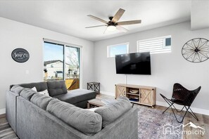 TV - Highend Homestead • Chefs Kitchen • Yard • Game Rm (Denver)