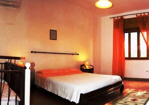 3 bedrooms - Villa in a quiet location but close to the town center of Sant'antioco (Sant'Antioco)