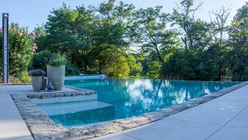 Utendørsbasseng og et oppvarmet basseng