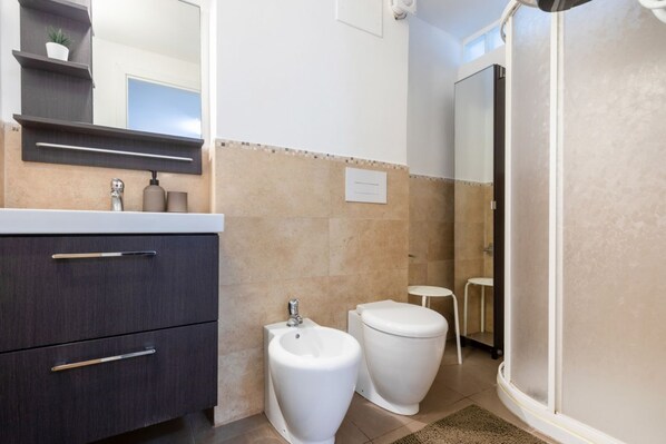 Dusche, Haartrockner, Bidet