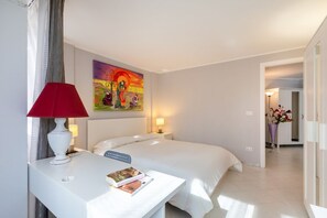 1 dormitorio, escritorio, tabla de planchar con plancha y wifi