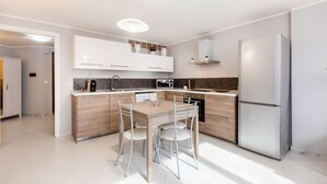 Coffee/tea maker, fridge, oven, stovetop
